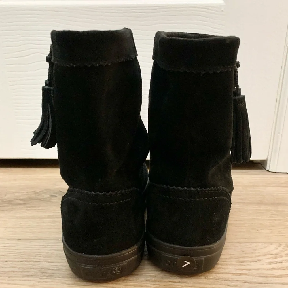Crocs 7 NWOT Synth Suede Lodgepoint Boots Black Tassel Booties